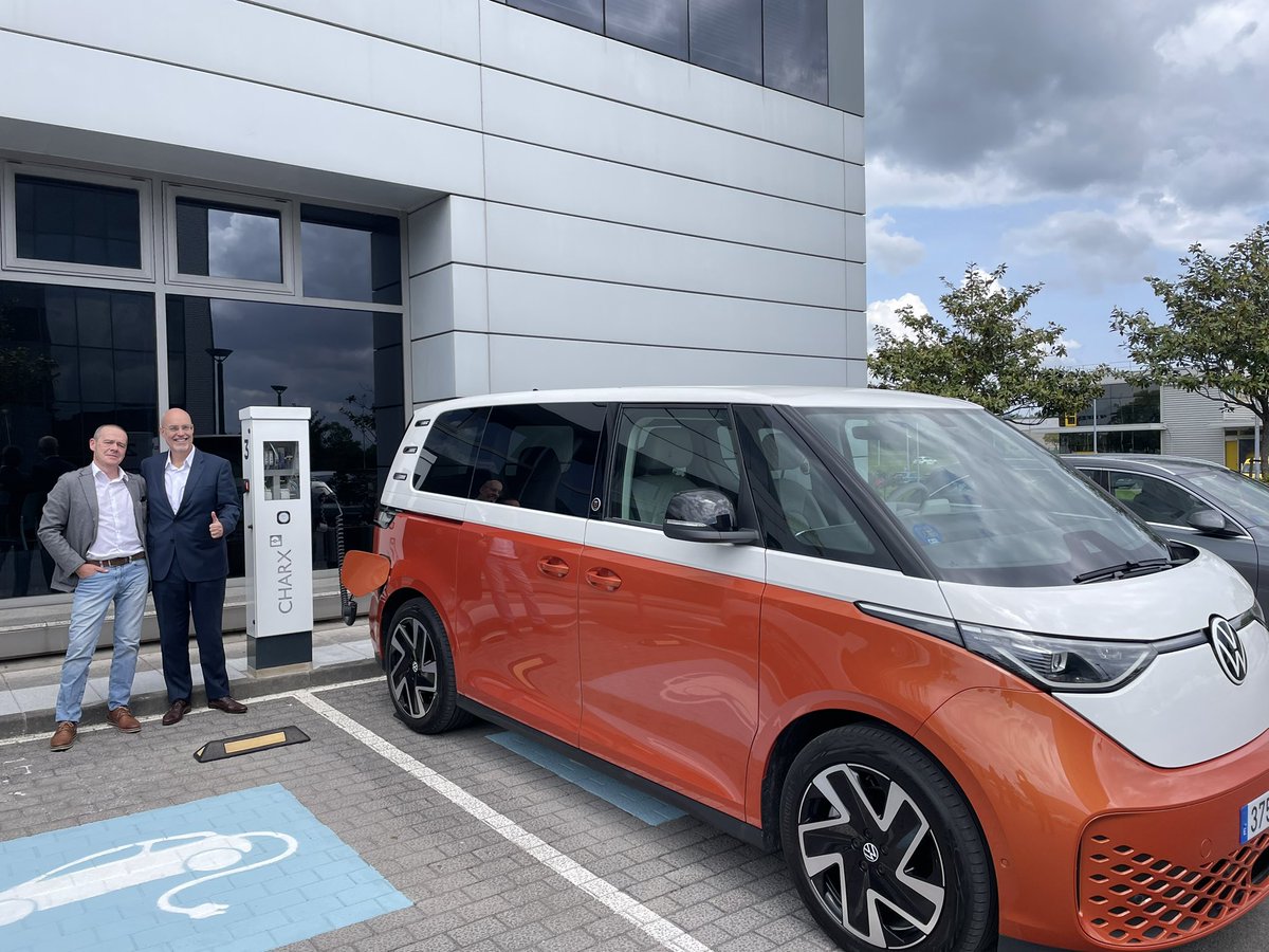 Con el gran <a href="/Arturopdelucia/">Arturo Pérez d Lucia</a>, amigo y compañero de #aventuraselectricas en <a href="/AEDIVE/">AEDIVE</a>, visitando <a href="/PhoenixContactE/">Phoenix Contact ES</a> con motivo de nuestro 100 aniversario. #PhoenixContact #Emobility #PhoenixContactEmobility #CHARX #AllElectricSociety <a href="/AsociacionAUVE/">AUVE</a>