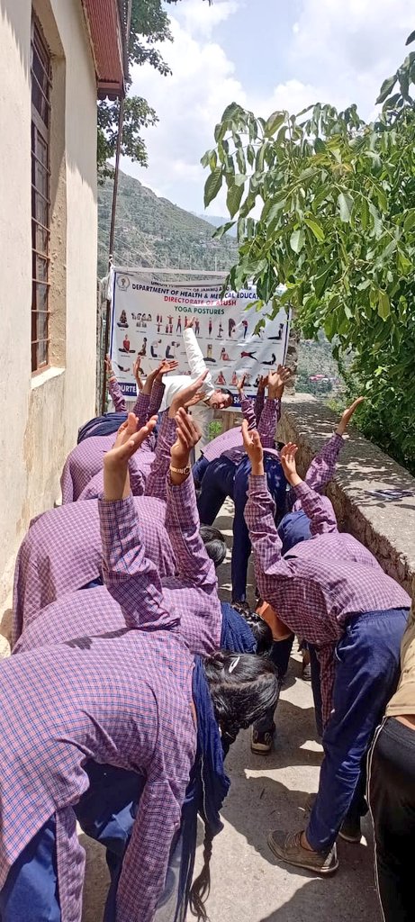 DICKishtwar's tweet image. #ProgressingJK
#G20_in_Kashmir

Yoga Session under #yogamahotsav programme was conduct by Sr.Pharamicist Satish kotwal AHWC Balgran at Govt. Middle School Dhanoo.

@moayush
@OfficeOfLGJandK 
@diprjk 
@dckishtwar