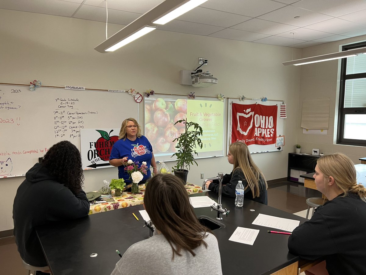 CirclevilleCity's tweet photo. @circlevillecms Career Day is underway!  Thank you to all of our community partners! Exposing our Tigers to many career options! #itsagreatdaytobeatiger https://t.co/hnh9ch6hHp