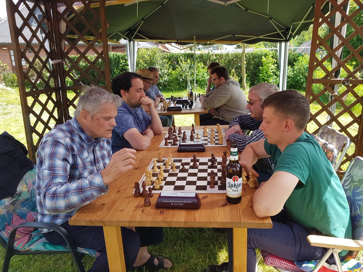 Wir wünschen der Twitterbubble einen schönen Feiertag. Natürlich feiern wir dies gebührend zusammen am Brett! 🥳