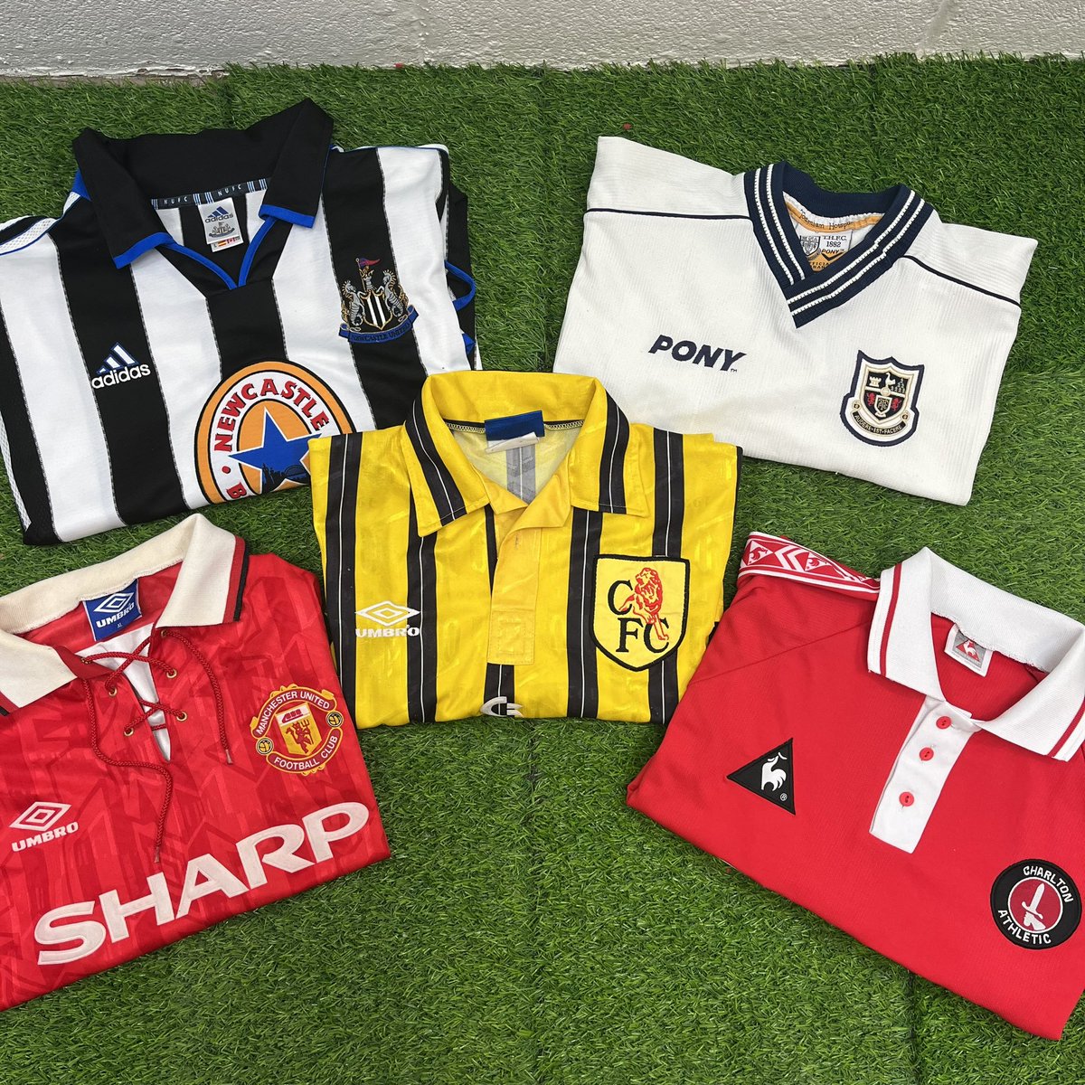 ⚽️ NEW IN ⚽️ 

Look what we just unboxed today 📦😍 

#football #footballshirt #footballshirts #footballshirtcollection #historicfootballshirts #delivery #newin #onsale #classicfootballshirts