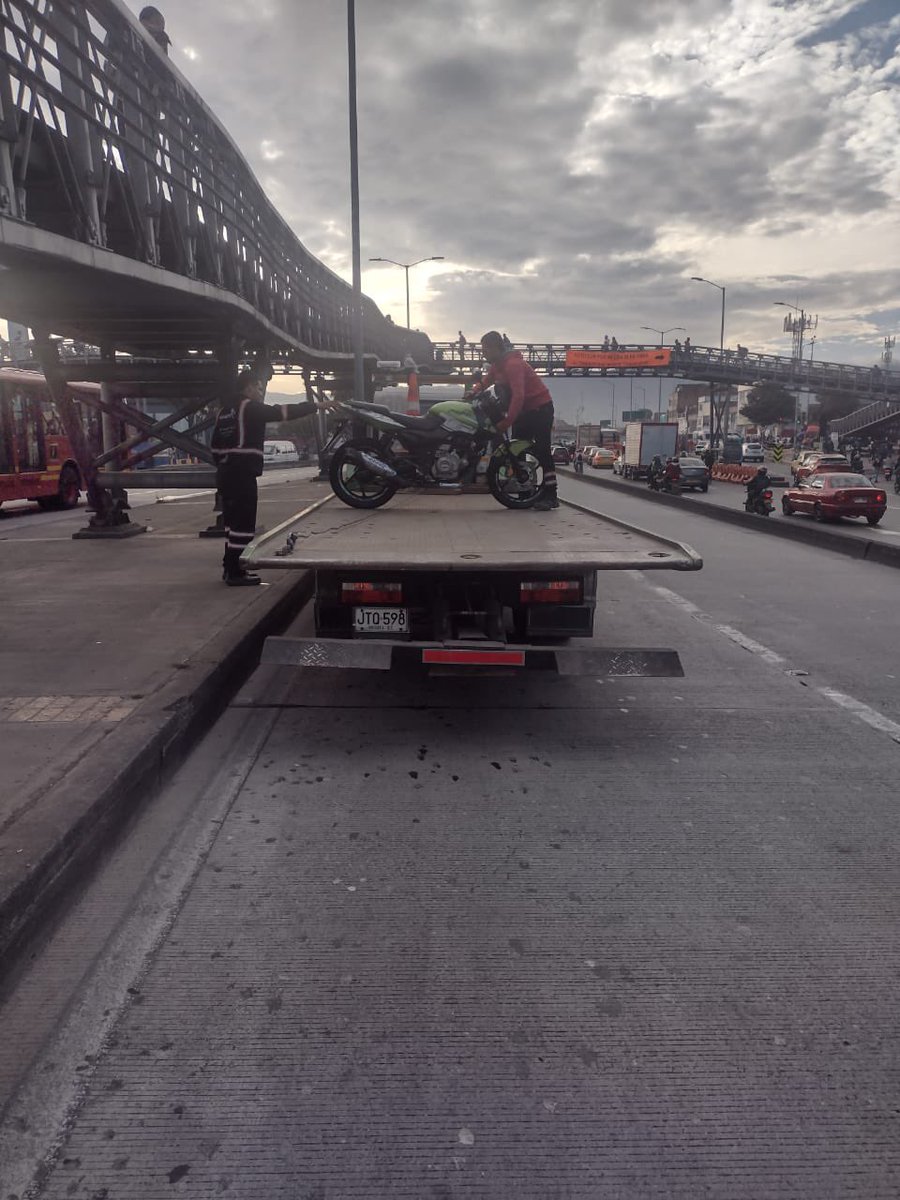 TransMilenio's tweet photo. No hay derecho 🤦

Este personaje, creyó buena idea subir la motocicleta al sistema y pretendía moverla en un bus. @PoliciaBogota impuso orden de comparendo https://t.co/VCTv1SHFrt
