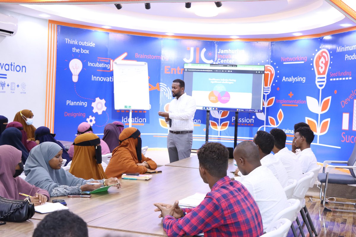 We hosted a seminar on entrepreneurship in health science for youth who are passionate about leveraging their scientific knowledge to create innovative businesses. Thanks to our guest speaker, @DrsuleymanMD - Director of @KalkaalHospital, who shared his insights and experiences.