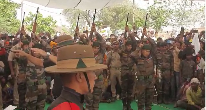 चंदौली

➡️शहीद आलोक राव का पार्थिव शरीर पहुंचा पैतृक गांव

➡️आर्मी के जवानों ने आलोक राव को दिया गार्ड ऑफ ऑनर

➡️सीएम के प्रतिनिधि के तौर पर मंत्री पहुंचे शहीद के गांव

➡️मंत्री रविन्द्र जायसवाल पहुंचे शहीद आलोक राव के गांव

➡️मंत्री ने शहीद के परिजनों को सौंपा 50 लाख का चेक