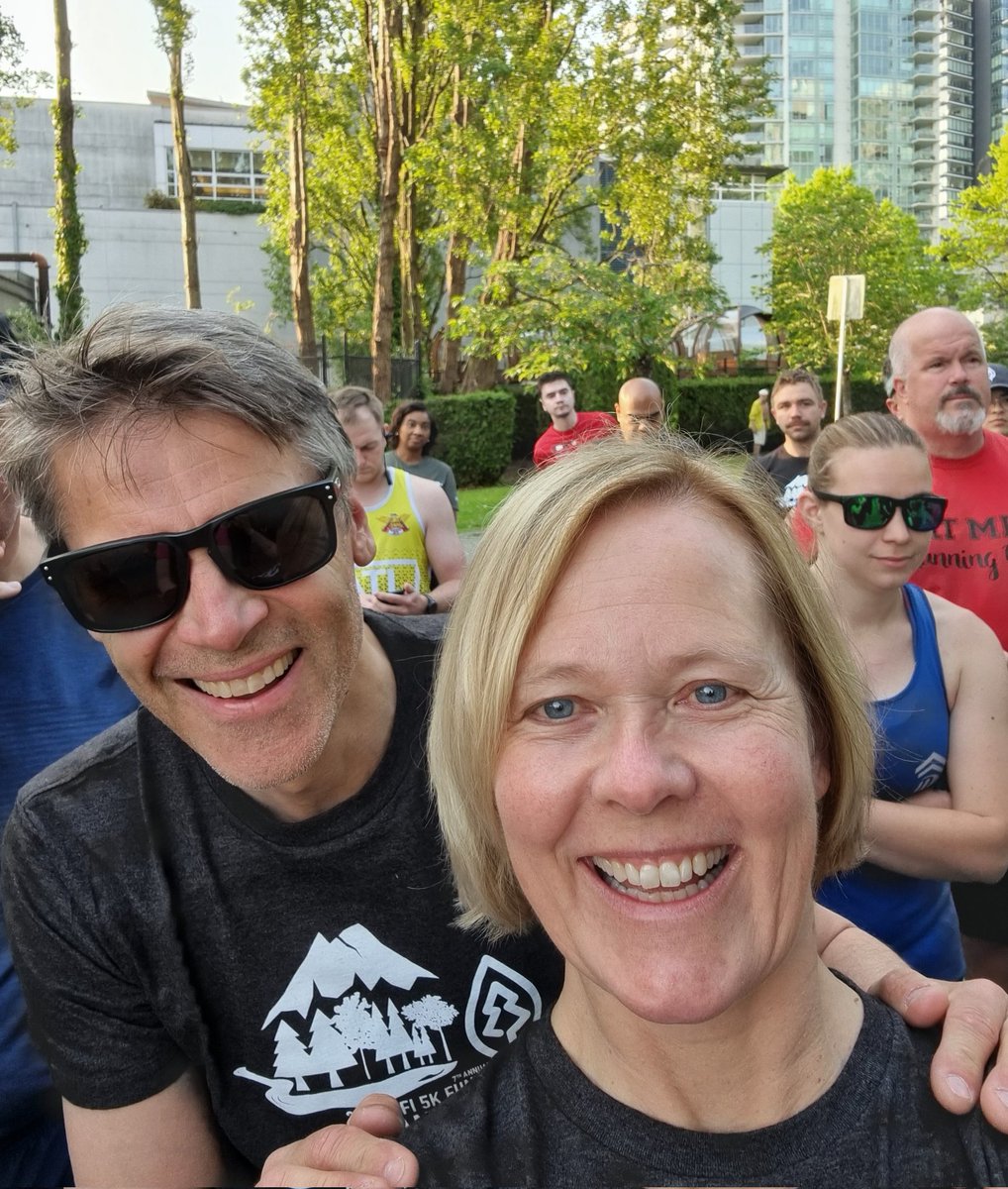 Christi04486515's tweet photo. Bra start på konferensdagen, 5 km fun run. Fick äran att posera med snabbaste PEFC-löparen Thomas Husum (från Norge så klart - vad annars?) #pefcweek #sficonf https://t.co/IxVGzG9tOL