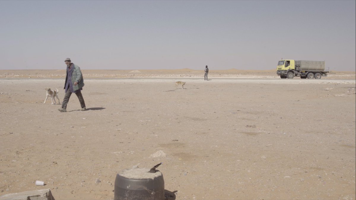 北アフリカにある世界最大のサハラ砂漠。 砂漠、まさに不毛な大地の形容詞ですが、そこは複数の国や民族が跨る一大交易地帯でもあります。  ここでは日夜多くの人々が行き交い、それに伴い現代化の波も押し寄せて来ます。 映画『サハラのカフェのマリカ』(1/4)