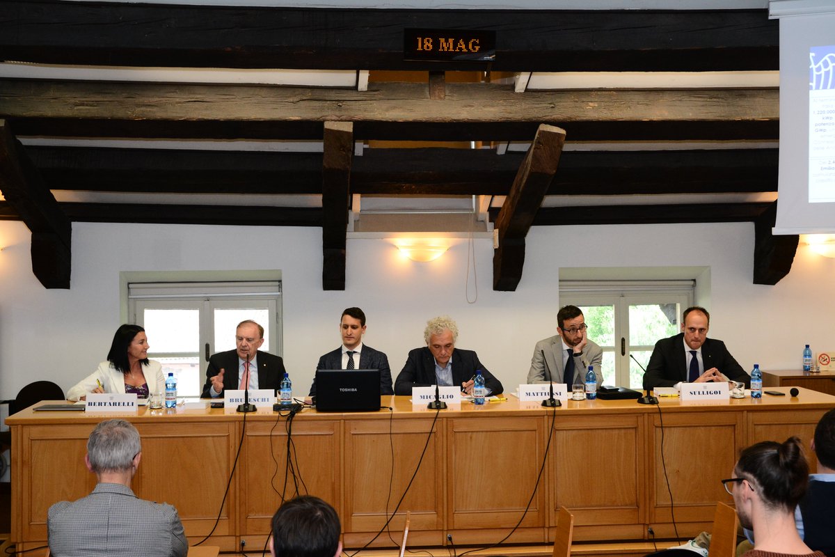 ConfindustriaUd's tweet image. 🔵 In diretta da Palazzo Torriani

@KaeserItalia, in collaborazione con #Confindustria #Udine, organizza il convegno:
Ottimizzazione ed #efficientamentoenergetico: strumenti a supporto delle #aziende friulane

🎙️ Interviene Marco Bruseschi, presidente Consorzio #FriuliEnergia