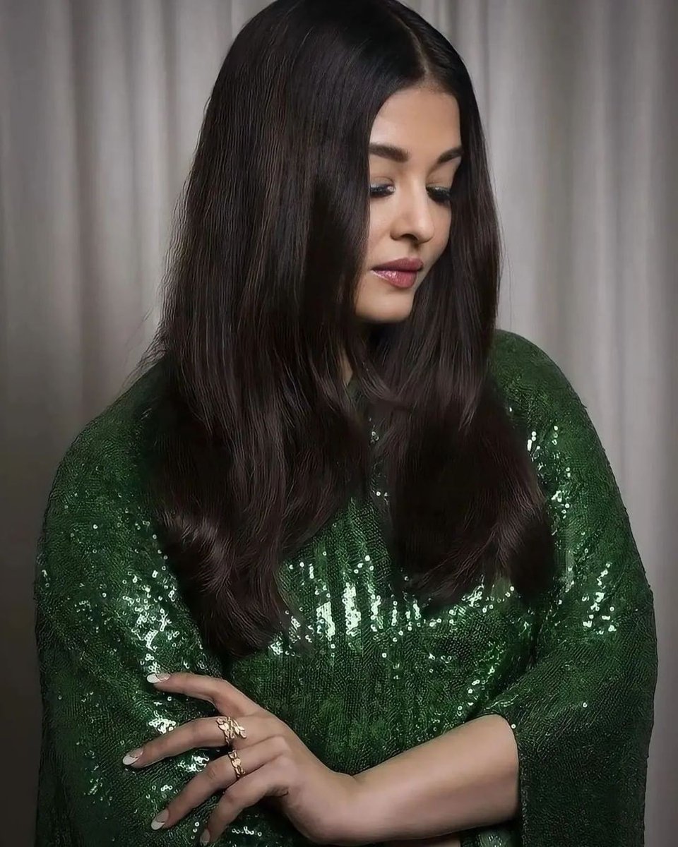 etimes's tweet photo. And the queen has finally blessed us with her look and we are in AWE!!!!!

#Aishwarya #AishwaryaRaiBachchan #Bollywood #ETimes https://t.co/P2KoO7jgfW