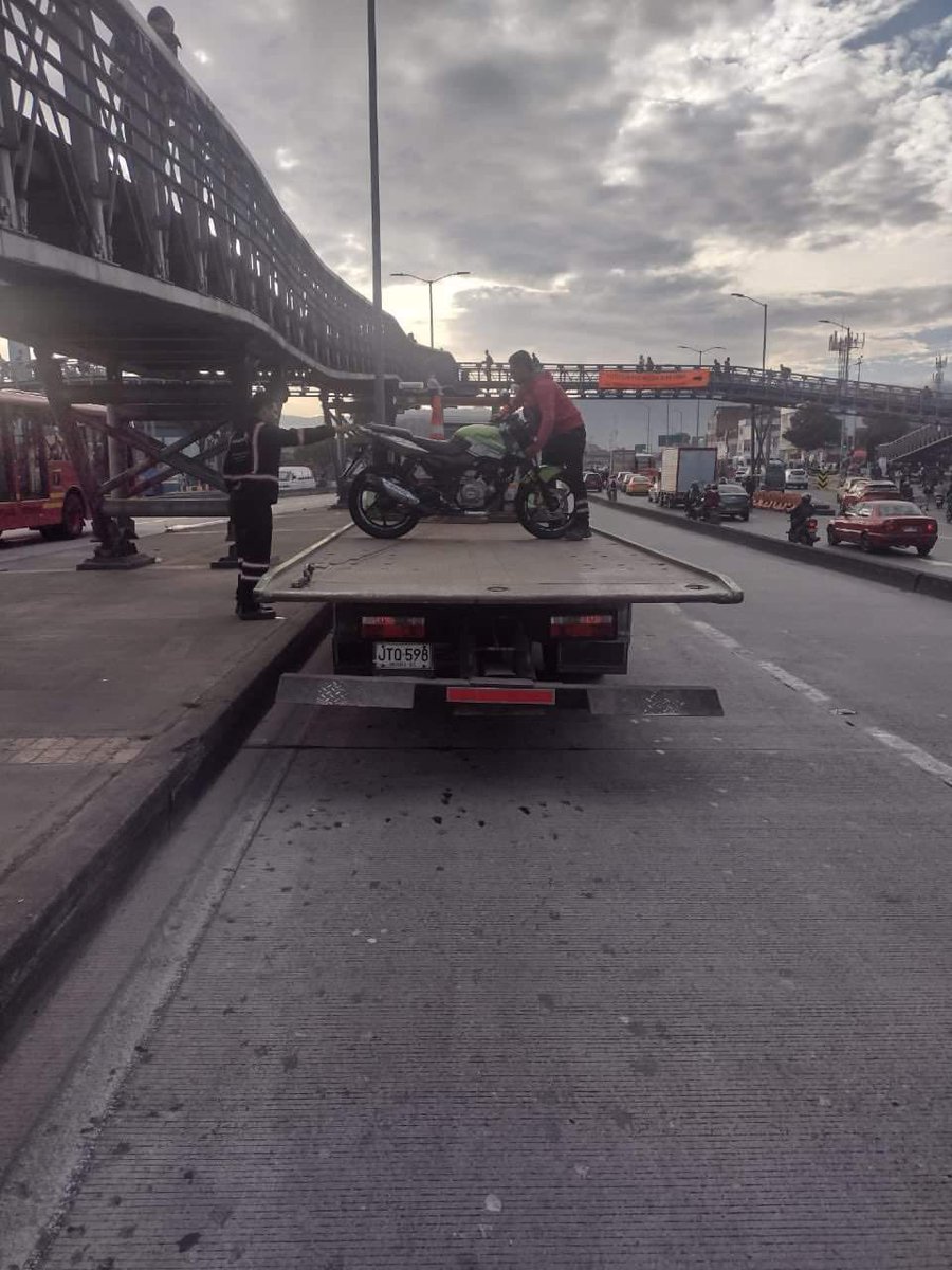 Qué bien por la policia, no tuvo que llevar la moto en Transmilenio, le ayudaron y se la llevaron en grua.