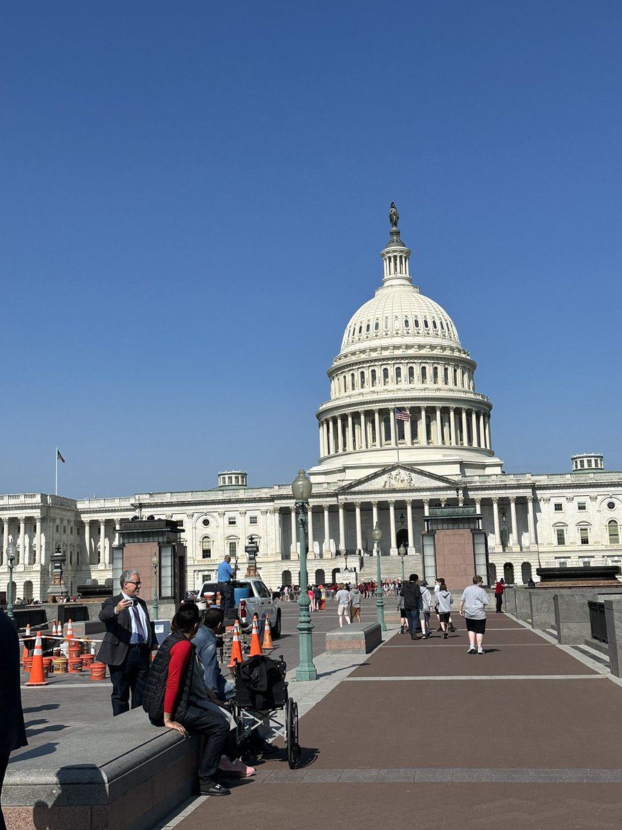 Exciting day on the Hill with @RamalingamMD, @AACI_Cancer and @AACR advocating for for @NIH and @theNCI funding!! #AACRontheHill #AACIontheHill  #FundNIH #FundNCI