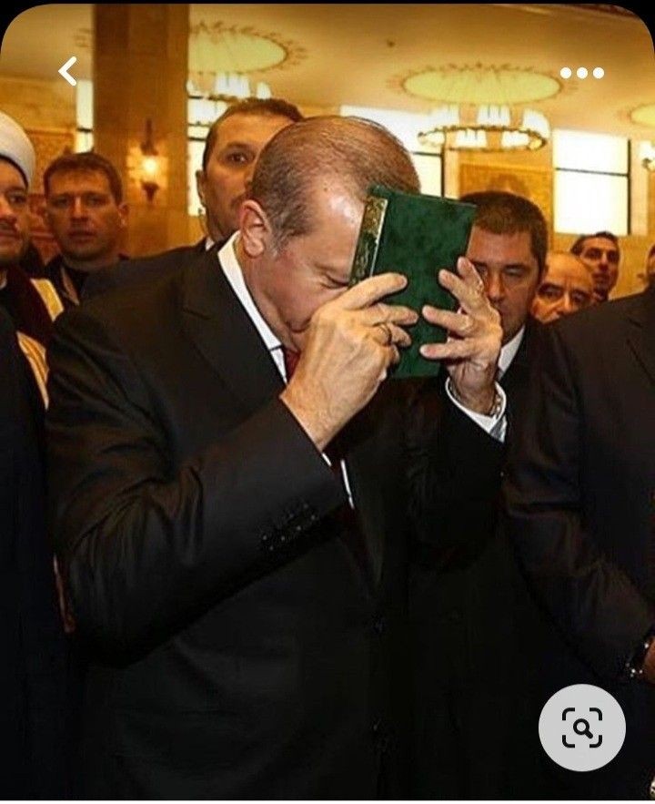 mshinqiti's tweet photo. صحيفة #شارلي_أبدو الفرنسية ترسم رسما قبيحا للرئيس #أردوغان، وتقول: "الموت هو الذي سيريحنا منه"! وقد شمتت في ضحايا الزلزال الأخير في #تركيا و #سوريا، وكتبت تحت صوره: "لا نحتاج لإسال الدبابات"! ولا عجب، فقد أساءت من قبلُ إلى سيد الخلق، وأكرمهم على الحق، محمد ﷺ
#الانتخابات_التركية https://t.co/x9vFVRNiNQ