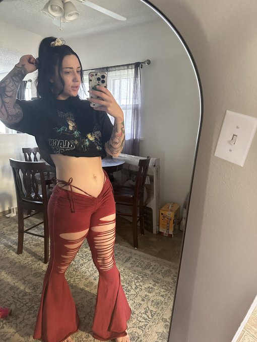 Enjoy my outfit for the day, bed head and swollen just waking up face 🤣 https://t.co/6aLlNHGDzZ