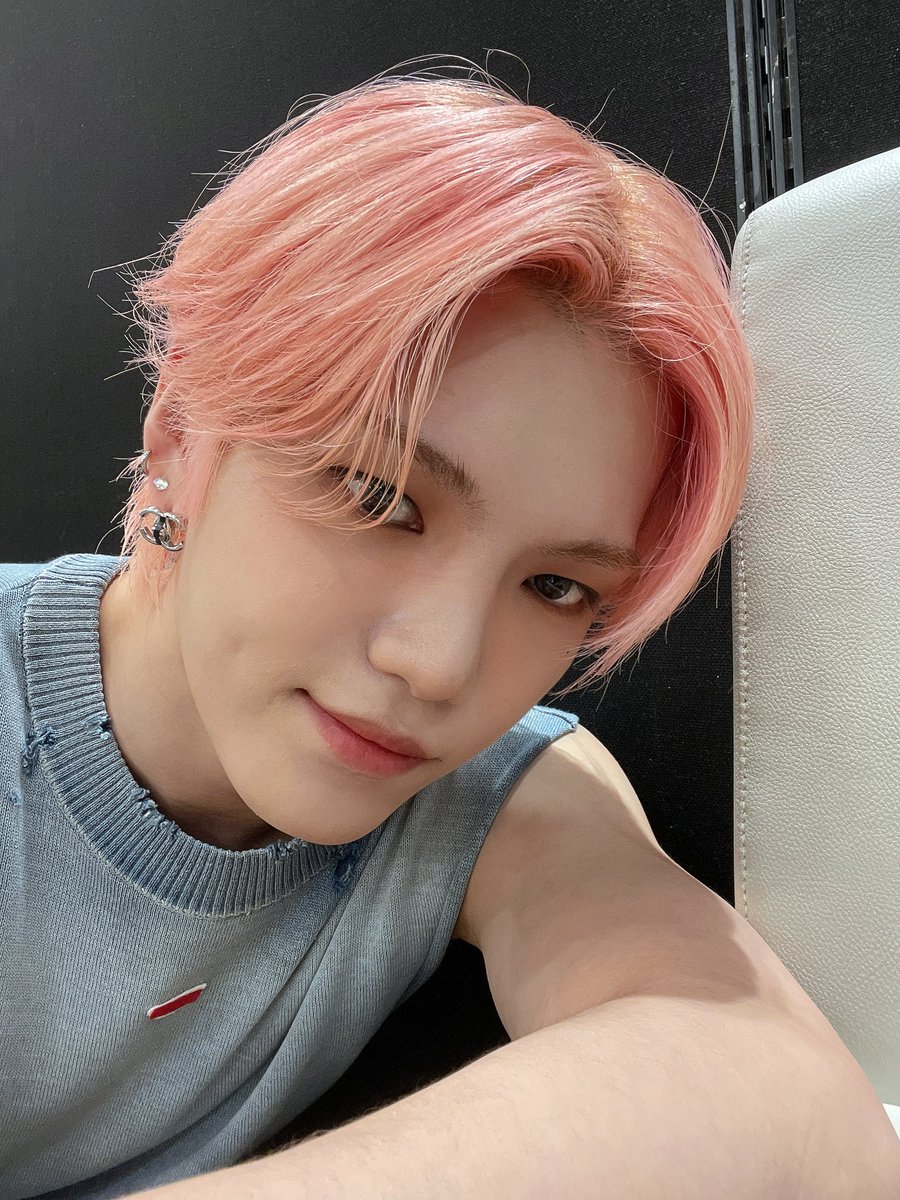 by_verivery's tweet photo. [#계현]

오늘 응원해준 베러들 모두
감사해요💜🤍
내일 만나👋

#GYEHYEON 
#VERIVERY https://t.co/GA53ilJvNG