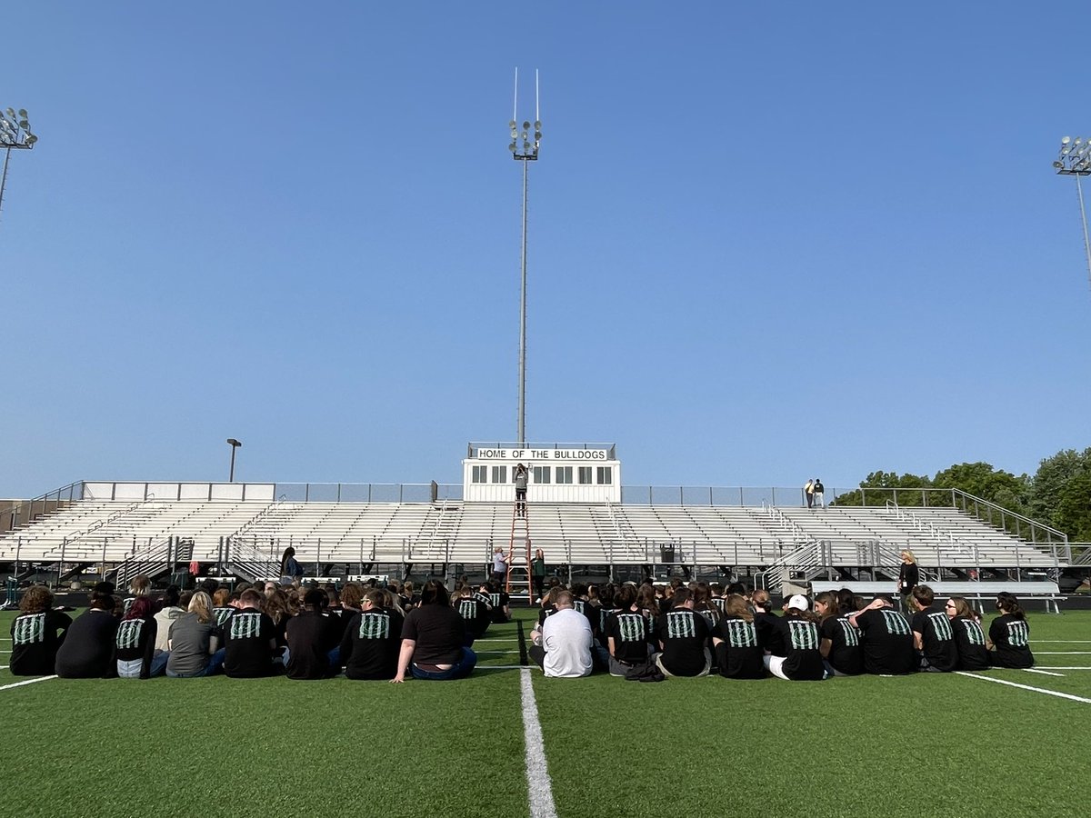 blsd_super's tweet photo. Annual senior class photo. A beautiful morning to celebrate the Class of 2023 🎓@batavia_hs https://t.co/pZDk6953jE