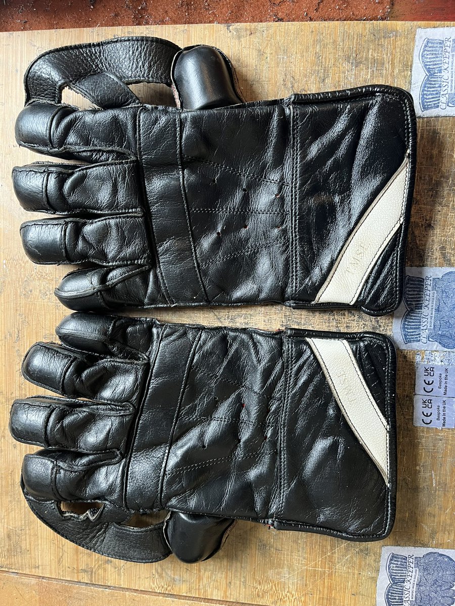 classickeeper1's tweet image. Tom had these made in 2010. When they arrived all I needed to do was re-face &amp;amp; replace one split fingerstall. Not bad I reckon for 13 years of indoor &amp;amp; outdoor cricket #getwhatyoupayfor @KeeperCourt @WK_Union