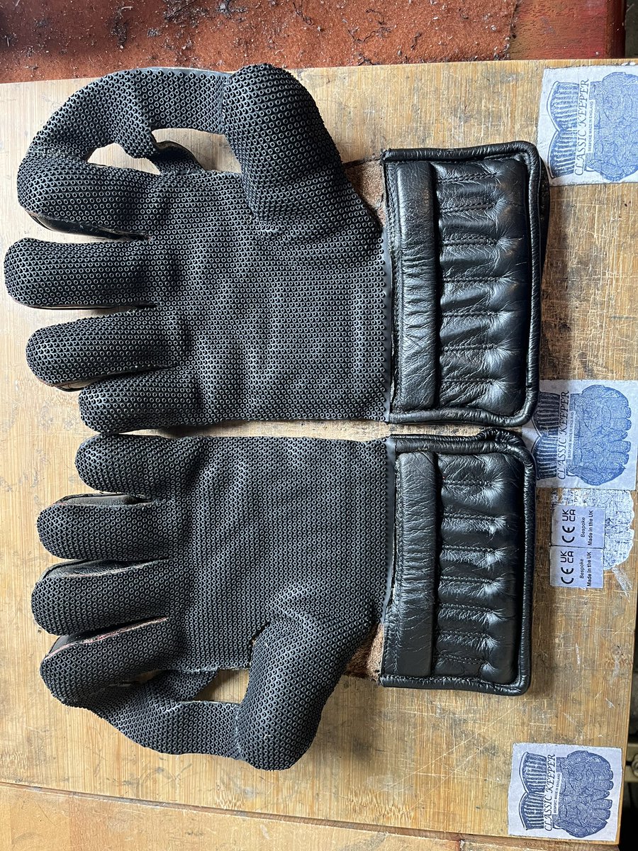 classickeeper1's tweet image. Tom had these made in 2010. When they arrived all I needed to do was re-face &amp;amp; replace one split fingerstall. Not bad I reckon for 13 years of indoor &amp;amp; outdoor cricket #getwhatyoupayfor @KeeperCourt @WK_Union