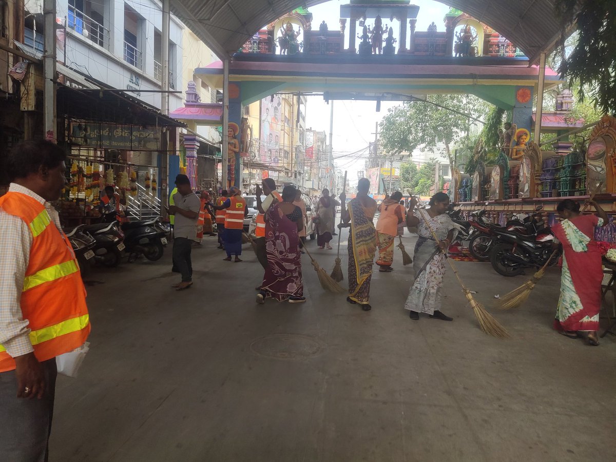 GaddamTejaSri1's tweet photo. Today cleanliness drive and pledge done at mahankali temple surroundings in view of Environmental day -Regards ES Begumpet https://t.co/5Znx6OCa14