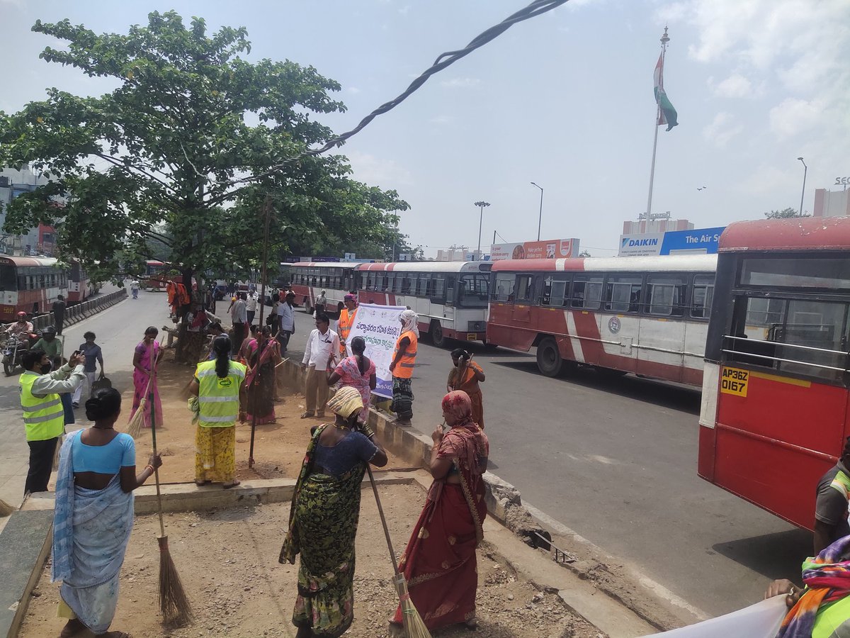 GaddamTejaSri1's tweet photo. Today cleanliness drive and pledge conducted at secunderabad railway station in view of Environmental day -Regards ES Begumpet https://t.co/A96i1c0hbE
