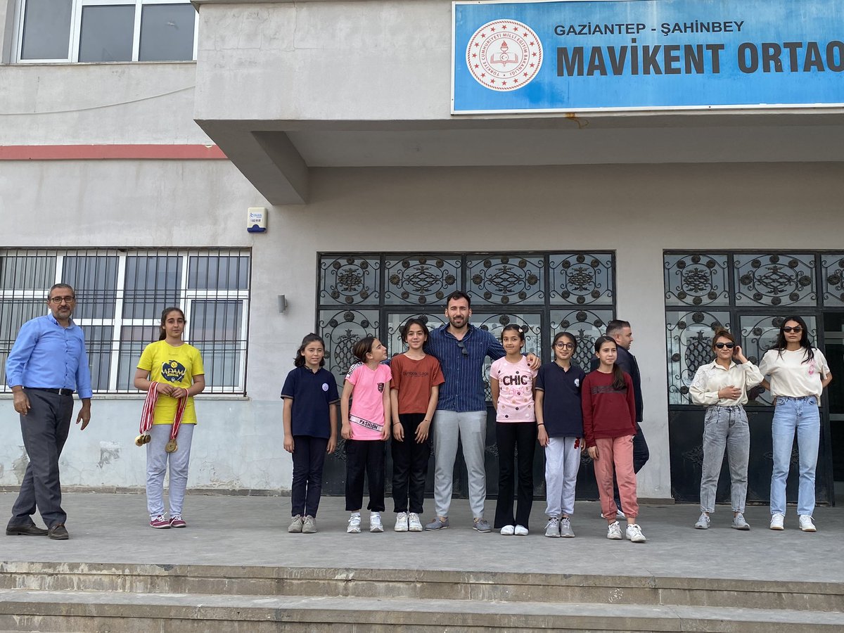 MavikentO's tweet photo. Okulumuzda düzenlenen voleybol ve futbol turnuvasında birinci olan sınıflarımızı kutluyoruz. 🏅🎊💫 #mavikentortaokulu #voleybol #futbol https://t.co/wVau9MTLBg