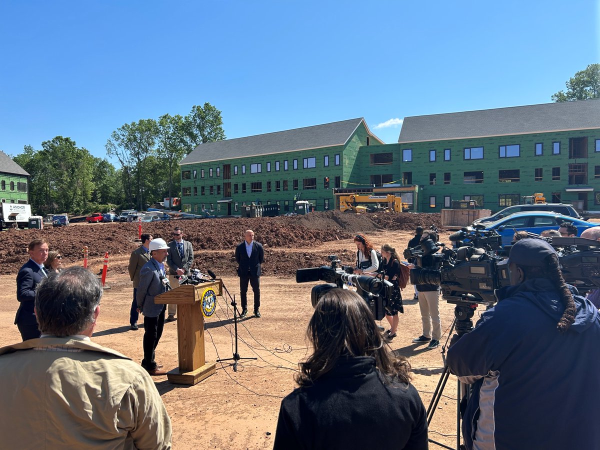 DakotaPartners_'s tweet photo. Yesterday, we were honored to host the @CTDeptHousing & @GovNedLamont at Cedar Pointe in Newington where the governor highlighted the progress the state has been making to build very important affordable housing #DakotaDevelopments #CreatingHousingThatMatters #affordablehousing https://t.co/MwCl9Om0qv