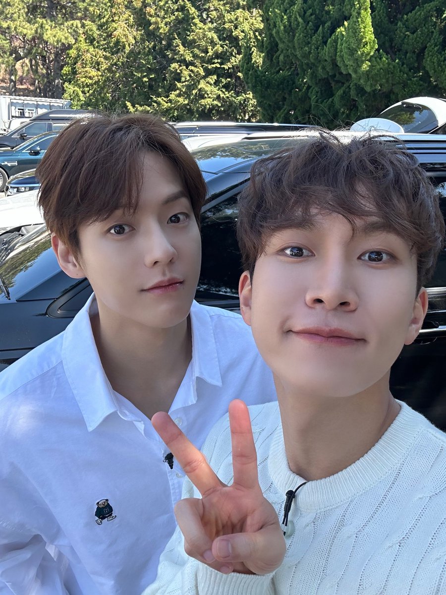 OFFICIALBTOB's tweet photo. [📢] 채널A '나만 믿고 먹어봐, 도시횟집' 출연안내 

잠시 후, 10시 30분 '나만 믿고 먹어봐, #도시횟집'에 은광, 민혁이 출연합니다. 
이 집 알바 잘하네!😎
일도 열정도 가득한 구공탄의 
좌충우돌 일일 아르바이트 도전기가 궁금하다면?🔥
멜로디 여러분의 많은 시청 부탁드립니다💙

#비투비 #BTOB 
#서은광 #SEO_EUNKWANG 
#이민혁 #LEE_MINHYUK