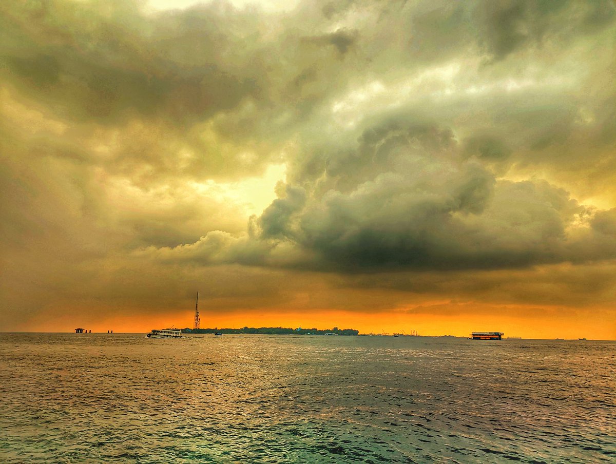 A Maldivian Sunset 

Indian Ocean, Maldives

#TeamPixel #SeenOnPixel #yourshotphotographer