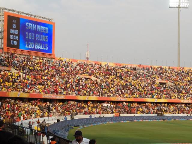 Dhonified's tweet photo. Dominating with other color than orange in Hyderabad is only possible to @msdhoni 👑 https://t.co/pvDH2B5LL9