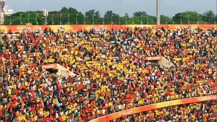 Dhonified's tweet photo. Dominating with other color than orange in Hyderabad is only possible to @msdhoni 👑 https://t.co/pvDH2B5LL9