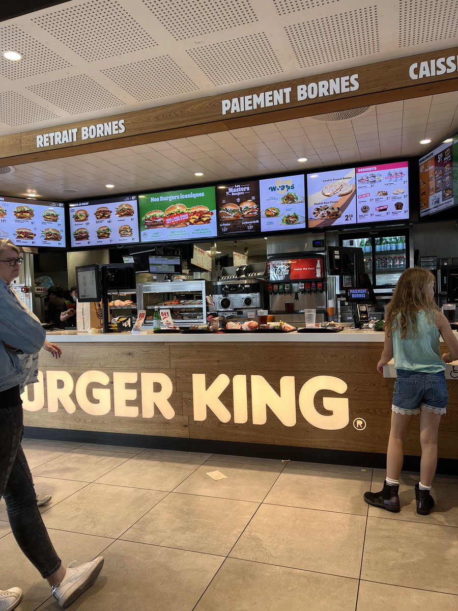 Stefan07V's tweet photo. @BurgerKingFR 

On gagne un cheeseburger quand on trouve le Burger King le plus lent de France ? 
#burgerkingMerignac #personneAuComptoir
#50minAttente https://t.co/QjFBVFvFcV
