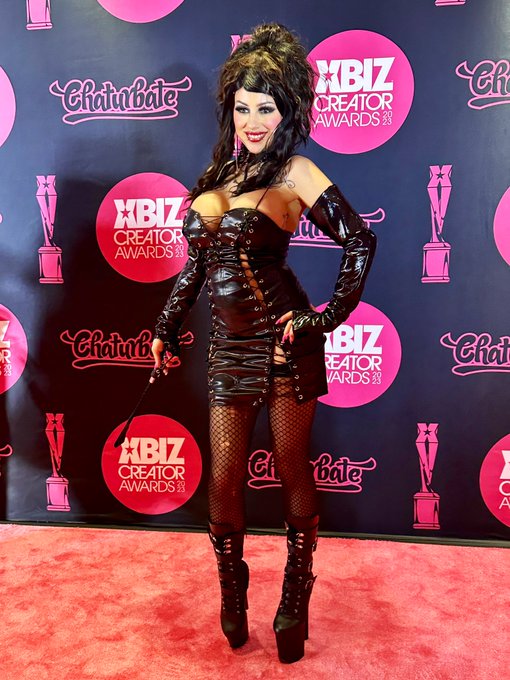 ⭒ ✮ 👑 MιѕѕLυηαLυχχχ ✮ ⭒ - 🖤❤️‍🔥🖤 Scorchin’ the pink carpet @xbiz 🔥 https://t.co/8AfyKvUX2r