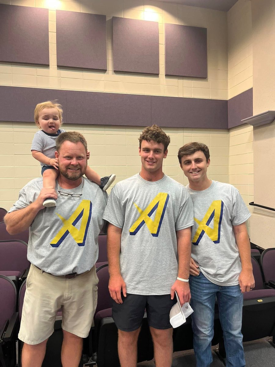 BCBaseball31014's tweet photo. Congratulations to @eli_mullis who signed with @AndrewTigersBSB yesterday!
#NextLevelRoyals https://t.co/ZJ4qWdsEb1
