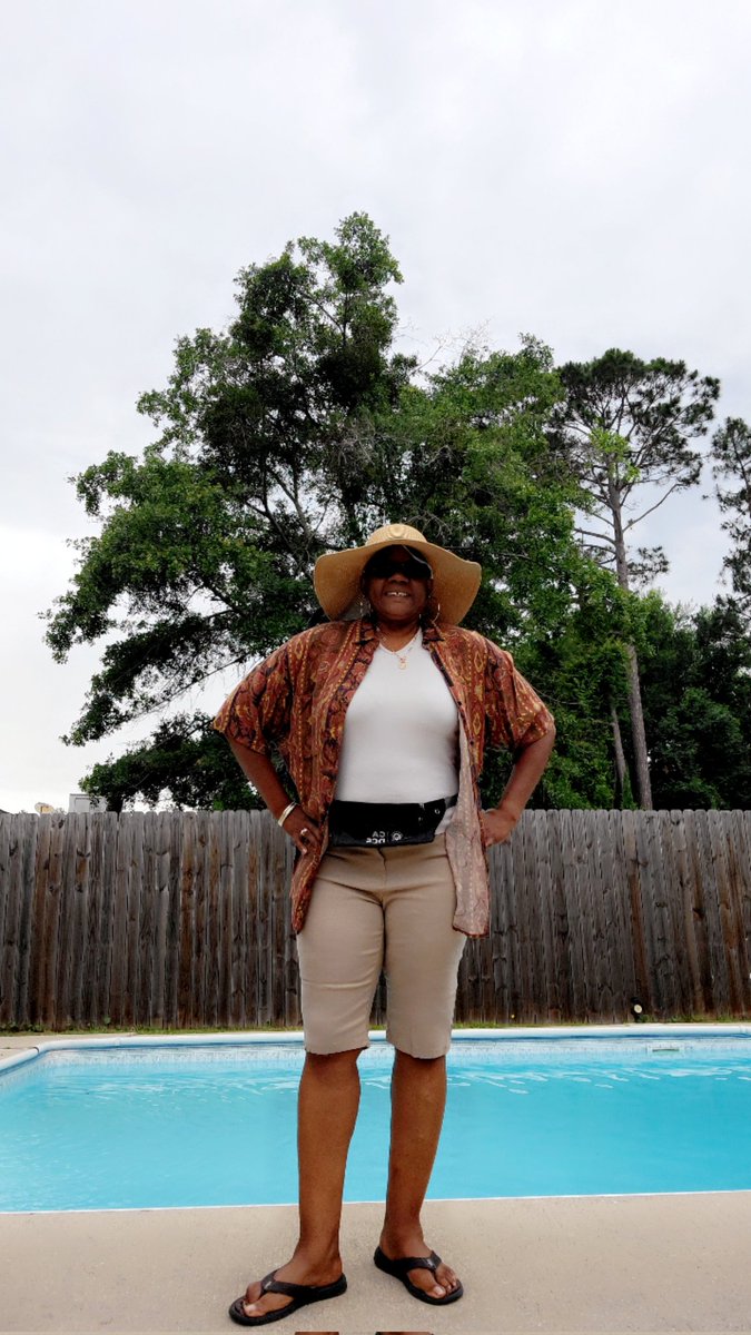 BIParentEngage's tweet photo. #WeekTwo #TigerTeacherAppreciation🐅
#HawaiianShirt 🌺👕
#TackyTourist📷🩳🕶👟
@BradwellTigers @BradwellMedia https://t.co/iuRCjrWdaI