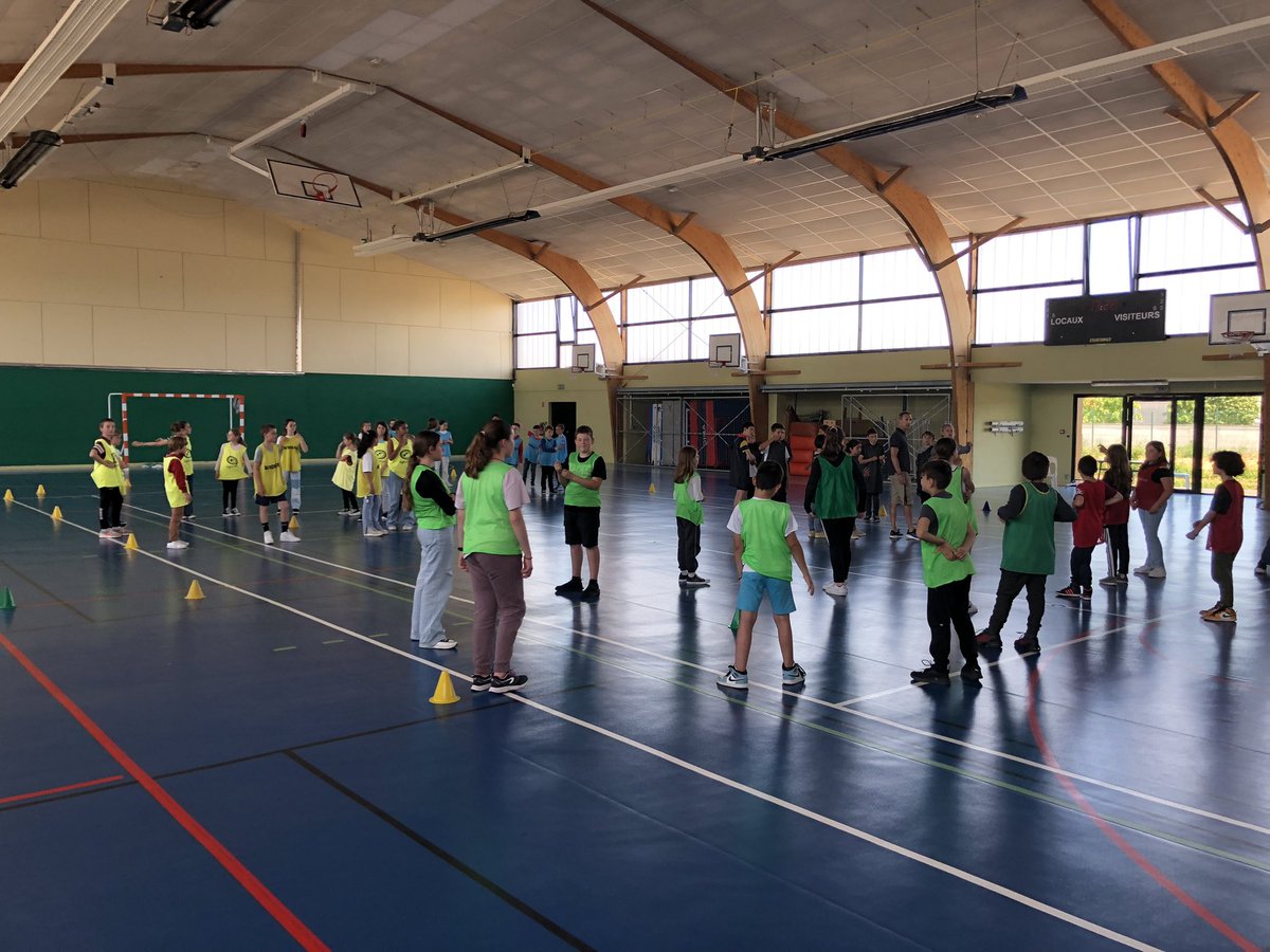 CamusPrincipal's tweet photo. Les CM2 de l’école Plaine d’Argenson et les 6e6 du collège, ensembles pour conclure le projet 🧶 centré sur l’élève citoyen, collaborer et valeurs de l’olympisme @G24acpoitiers 🙏🙏aux collègues, énergie, engagement, plaisir Les élèves ont été Top !@DSDEN79 @acpoitiers https://t.co/U5cq7sih0e