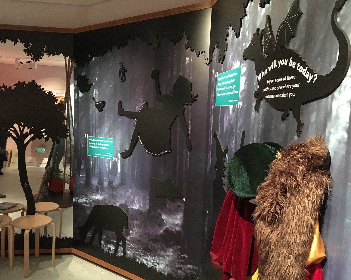 laurabarrettuk's tweet photo. Next up is The Museum of Childhood Edinburgh @EdinCulture. 

@Studioarc renovated and commissioned me to create a backdop to the children's play area, featuring Alice in Wonderland and dragons! @ArtworksIllos @MendolaArtists https://t.co/1slw7pKprH