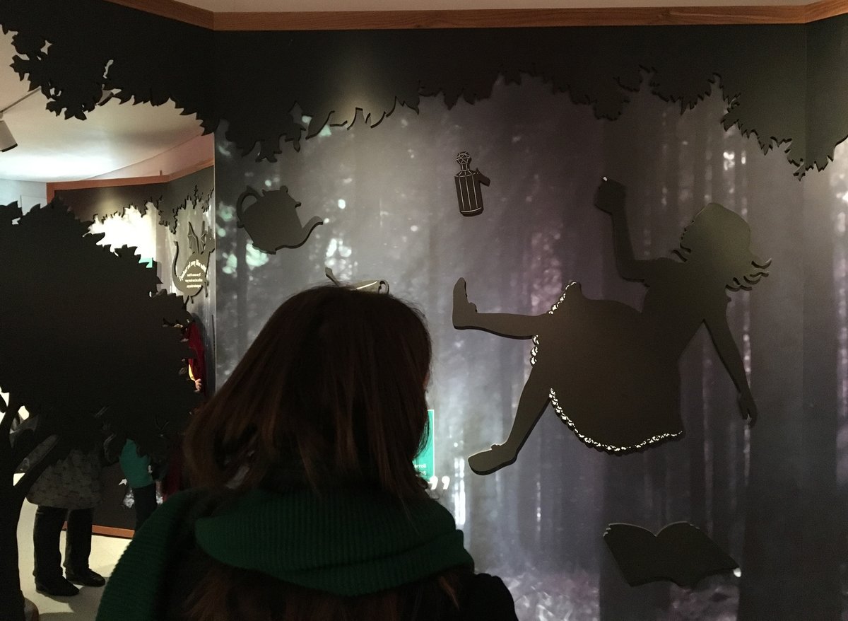 laurabarrettuk's tweet photo. Next up is The Museum of Childhood Edinburgh @EdinCulture. 

@Studioarc renovated and commissioned me to create a backdop to the children's play area, featuring Alice in Wonderland and dragons! @ArtworksIllos @MendolaArtists https://t.co/1slw7pKprH