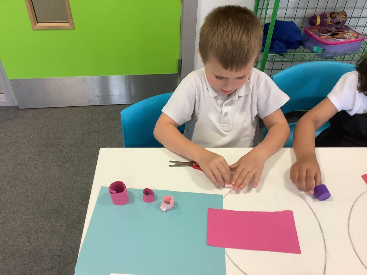 OABroadoak's tweet image. This afternoon in art 1LW have been looking at the Swiss sculpture Alberto Giacometti. We have been practising our rolling and cutting skills to make our own paper sculptures using a range of different coloured paper. #sizes #shapes #roll #cut #Y1