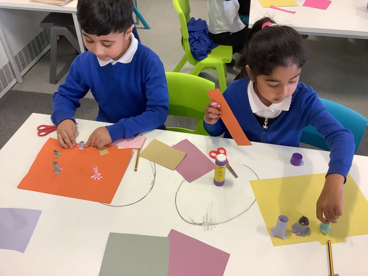 OABroadoak's tweet image. This afternoon in art 1LW have been looking at the Swiss sculpture Alberto Giacometti. We have been practising our rolling and cutting skills to make our own paper sculptures using a range of different coloured paper. #sizes #shapes #roll #cut #Y1