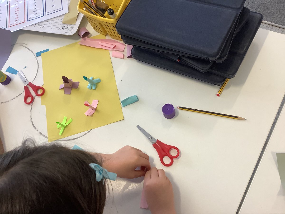 OABroadoak's tweet image. This afternoon in art 1LW have been looking at the Swiss sculpture Alberto Giacometti. We have been practising our rolling and cutting skills to make our own paper sculptures using a range of different coloured paper. #sizes #shapes #roll #cut #Y1