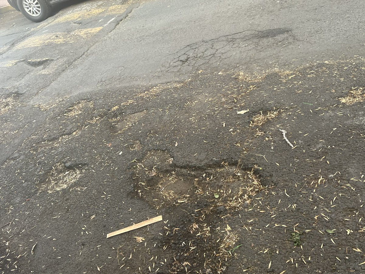 WendyTrujill0's tweet photo. ¡Denuncia ciudadana!

Se requiere pavimentación nueva en C. Lago Zumpango Col. 5 de Mayo Alcaldía Miguel Hidalgo

Estos baches han causado múltiples accidentes a ciclistas, al llover se llenan de agua y es imposible verlos @mauriciotabe @AlcaldiaMHmx 

#DenunciaCiudadana #CDMX https://t.co/OnJdFMckMC