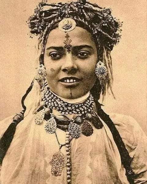 La reine berbère qui a défié le califat : Al-Kahina et la conquête islamique de l'Afrique du Nord

L'Afrique du Nord du septième siècle verrait la naissance d'une reine guerrière nommée al-Kahina. Qui était-elle et comment a-t-elle pu mener une guerre contre le califat -