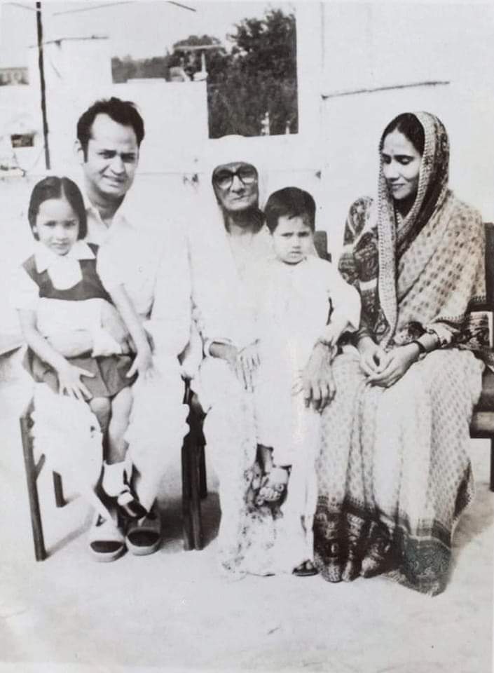 Ram_RJ20's tweet image. माननीय मुख्यमंत्री @ashokgehlot51 जी करोना काल मे अपनी जान को जोखिम मे डालकर प्रदेश की जनता की जान बचाने वाले 28000 CHA करोना योद्धा का भी आपके जैसे परिवार है लेकिन फिर भी विकट परिस्थिति मे अपने परिवार की तरफ ना देखते हुए प्रदेश की जनता की सेवा की है अब CHA का भविष्य सुरक्षित करे