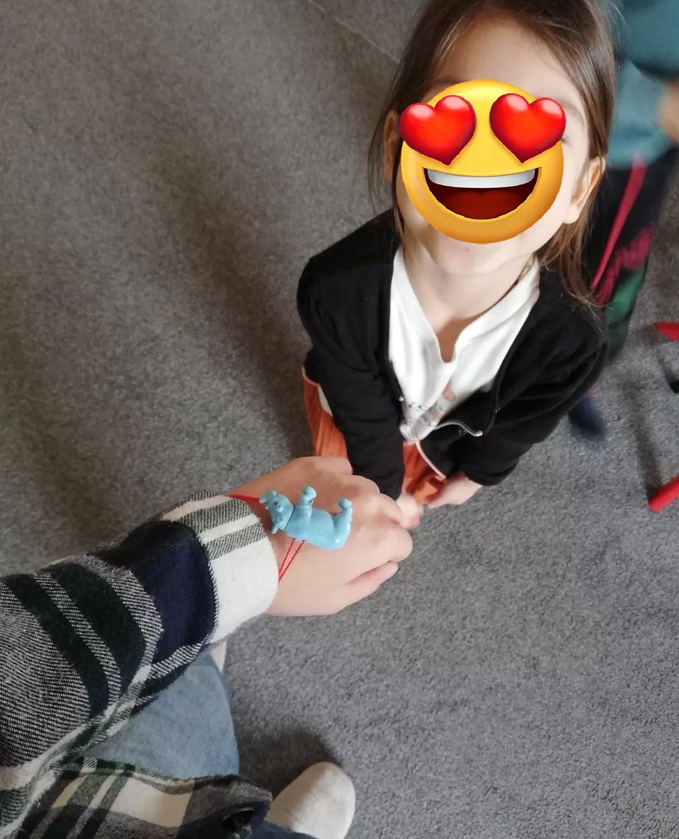 Bileklik yapmış iki gözümün çiçeği 💗