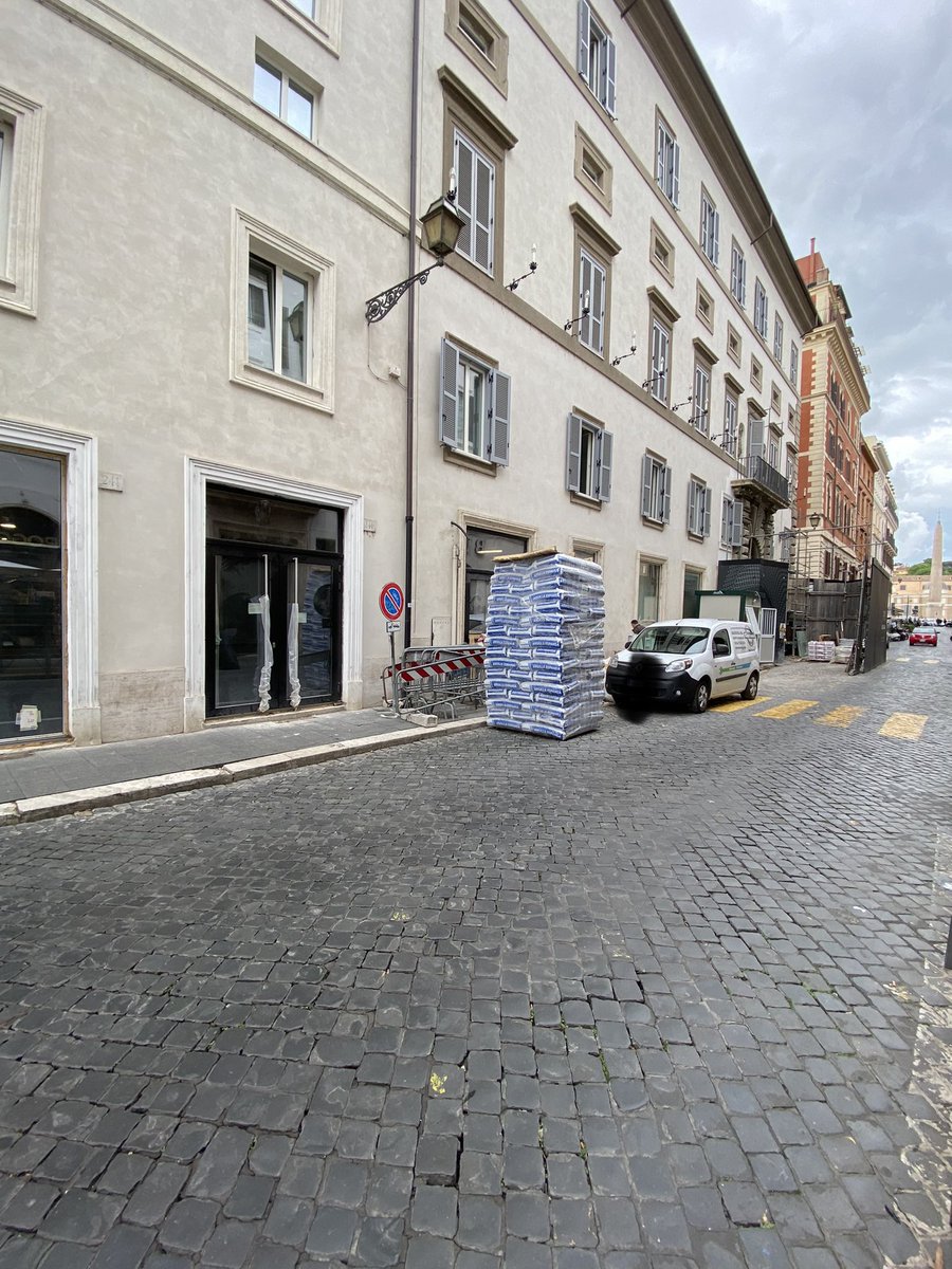 danitim9's tweet photo. Via di Ripetta da questa mattina questo bancale sta parcheggiato in mezzo alla strada. @romatoday @Roma  #roma #viadiripetta #romacentro https://t.co/43HAbyw8gh