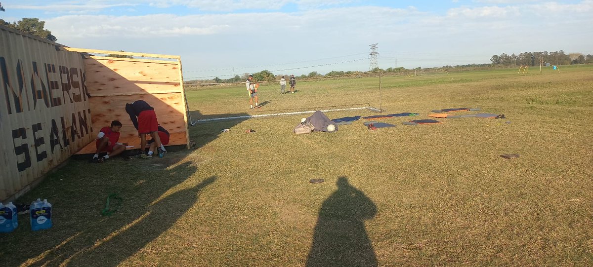 #AIFA 
Cerramos la semana de visitas a los planteles de la Primera División Amateur, esta semana estuvimos en el entrenamiento de Huracán del Paso de la Arena.
Charla que comando nuestro presidente Carlos De León.
Agradecer a jugadores, Cuerpo Técnico y dirigentes por recibirnos