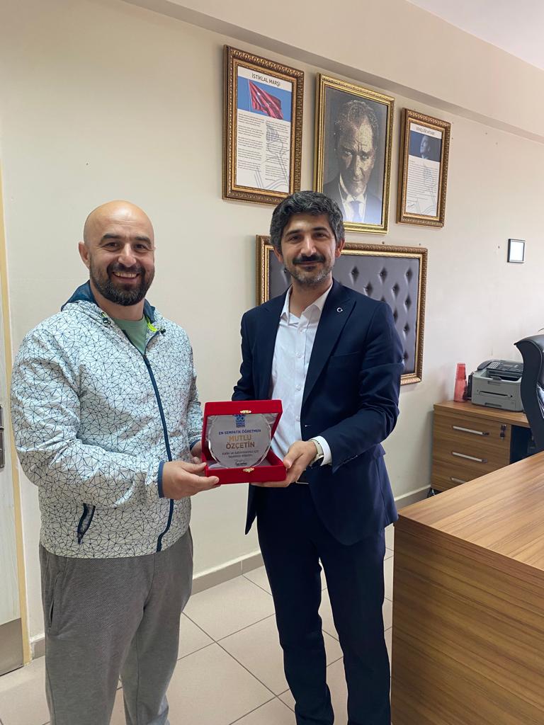 Okulumuzdan Cumhuriyetimizin 100. yılında, İstanbul ve Silivri genelinde 5 farklı branşta 8 kupa

‘’Yılın En Sempatik Öğretmeni’’ ödülüne layık görülen Beden Eğitimi Öğretmenimiz Mutlu Özçetin’i ve derece alan tüm öğrencilerimizi tebrik ediyor, başarılarının devamını diliyoruz.