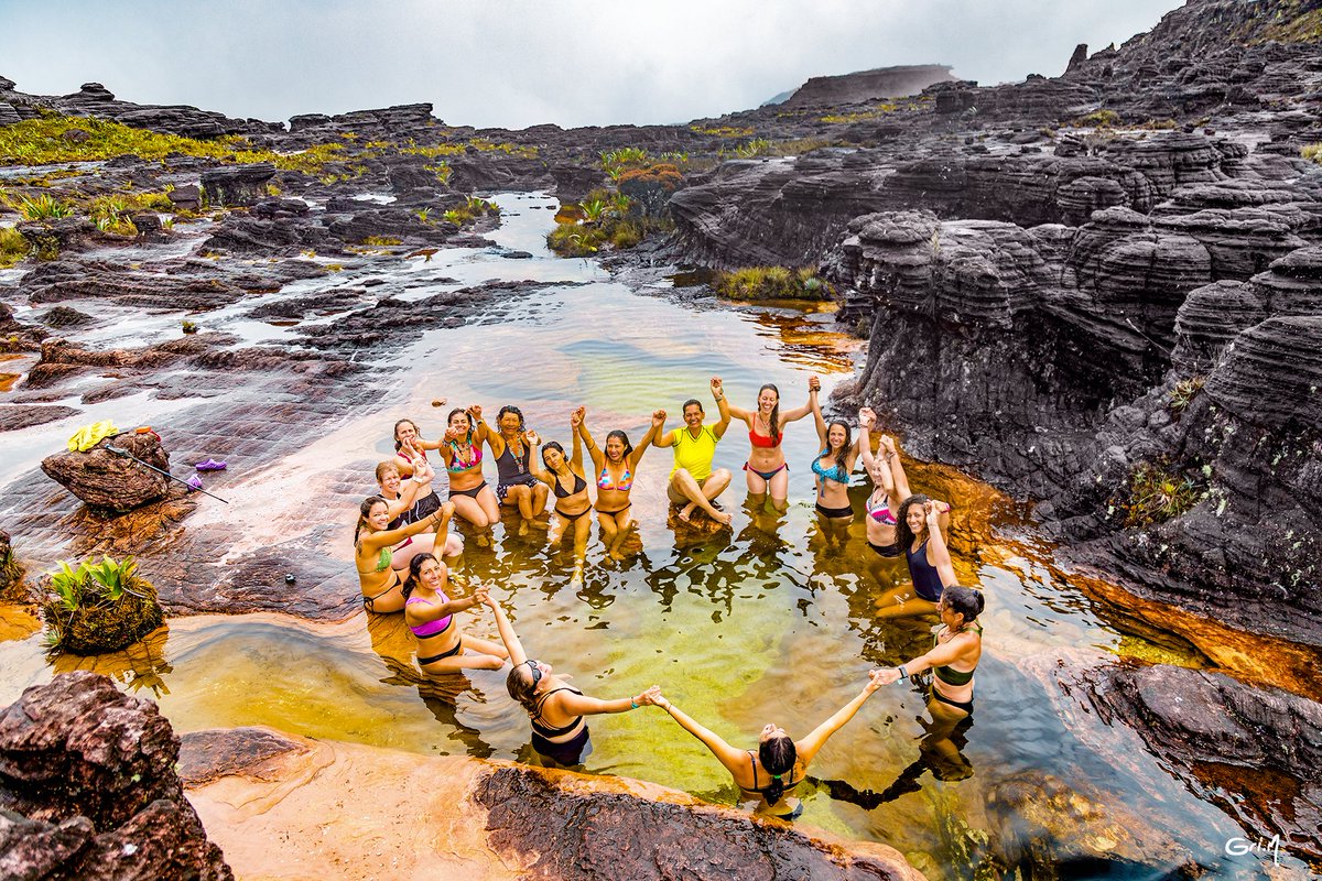 La Gran Sabana es un mundo aparte, en su vasta extensión, alberga a los tepuyes, arcanas montañas sin cabeza. Estas montañas son más que el tiempo que ha caído sobre ellas, allí se detiene el mundo, se canta en silencio, se mira hacia adentro.
Detalles 👉 bit.ly/42MoWPT