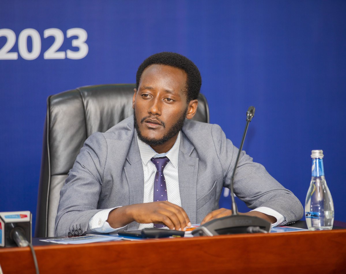 Rwandapolice's tweet photo. Uyu munsi,

Umuyobozi Mukuru wa Polisi wungirije ushinzwe ibikorwa, DIGP Vincent Sano yafunguye ku mugaragaro inama nyunguranabitekerezo ku mutekano wo mu muhanda hanarebererwa hamwe uruhare rw'itangazamakuru mu kubungabunga umutekano wo mu muhanda. https://t.co/d9fhhcKbgn