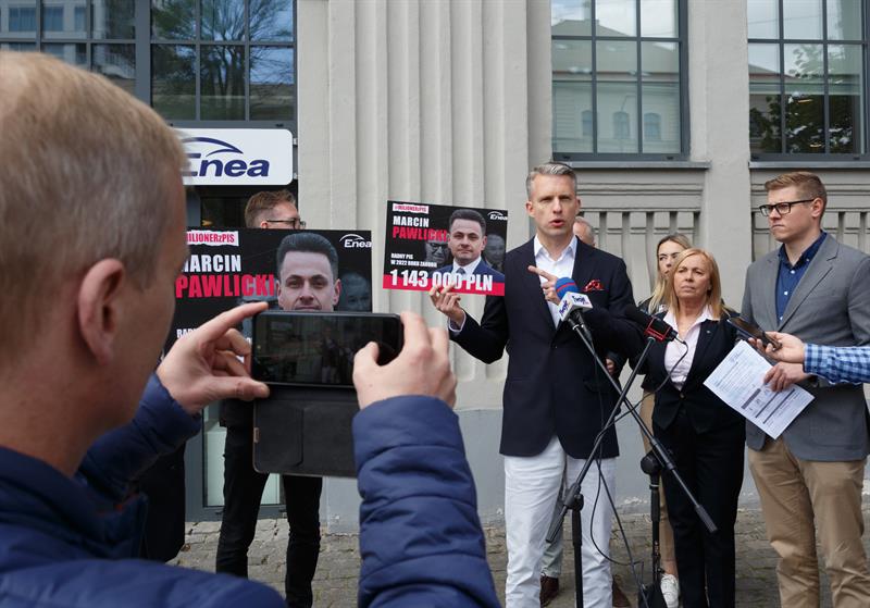Kurier Szczeciński - 24Kurier.pl (@24kurier) on Twitter photo Rekordowo wysokim pensjom działaczy #PiS w spółkach #SkarbPaństwa poświęcona była czwartkowa konferencja prasowa w #Szczecin posła <a href="/A_Marchewka/">Arkadiusz Marchewka</a>
24kurier.pl/aktualnosci/wi… Rekordowo wysokim pensjom działaczy #PiS w spółkach #SkarbPaństwa poświęcona była czwartkowa konferencja prasowa w #Szczecin posła <a href="/A_Marchewka/">Arkadiusz Marchewka</a>
24kurier.pl/aktualnosci/wi…