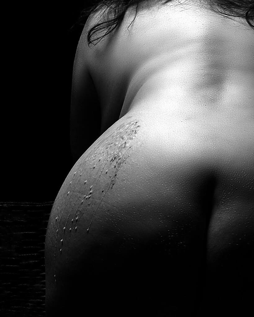 J3photo2's tweet photo. Wax droplets 💧
With @blue_eyedbetty77 🌹
#fineartphotography #fineart #bnwsouls #bnwzone #bnw_captures #greenvillemodel #greenvillephotographer #scmodel #scphotographer #backlit #bodypositivity #dramaticlighting #yeahthatgreenville #sensuality #bo… https://t.co/AwrKknQ4N0 https://t.co/68JwO7PlEb