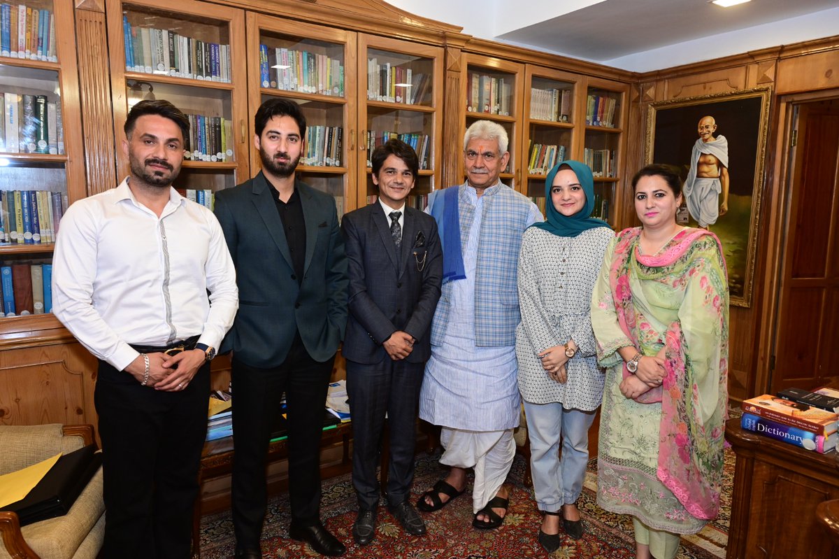 Kashmir Road Safety Foundation &amp; White Globe NGO called in LG <a href="/manojsinha_/">Manoj Sinha</a> at Raj Bhawan Srinagar. The Agenda of meeting was Youth Engagement,Road Safety Clubs,Road Safety Awareness,Skill Development Centers,Youth Engagement in Dal Lake, Specially Abled School, Tourism Promotion